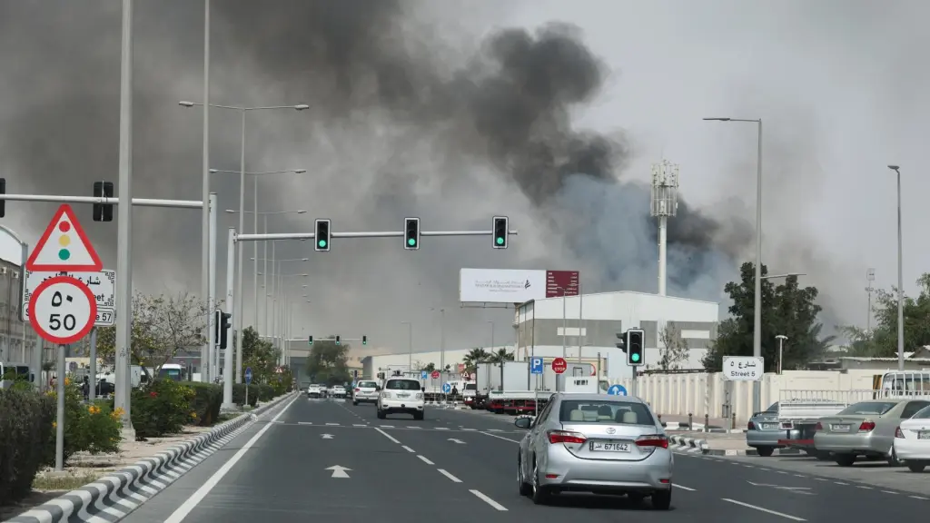 El humo se eleva tras los ataques con misiles iraníes en Doha