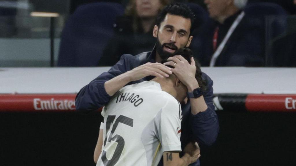 Arbeloa se abraza con Thiago Pitarch durante el derbi