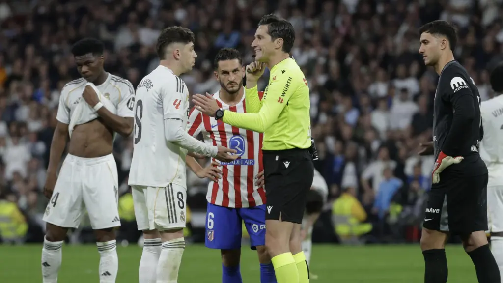 Fede Valverde discute con Munuera Montero tras su expulsión en el derbi