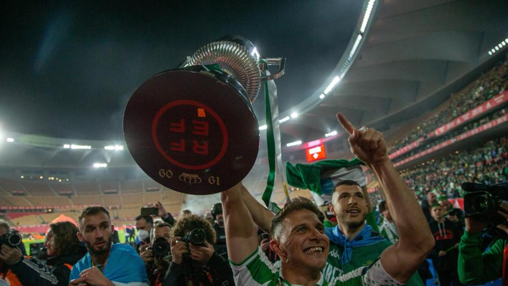 Joaquín Sánchez brinda la Copa del Rey 2021/2022 a la afición del Betis