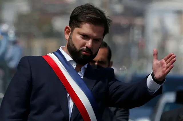 Boric, con la banda presidencial chilena atravesada en su torso, gesticula al asumir el gobierno en marzo de 2022.