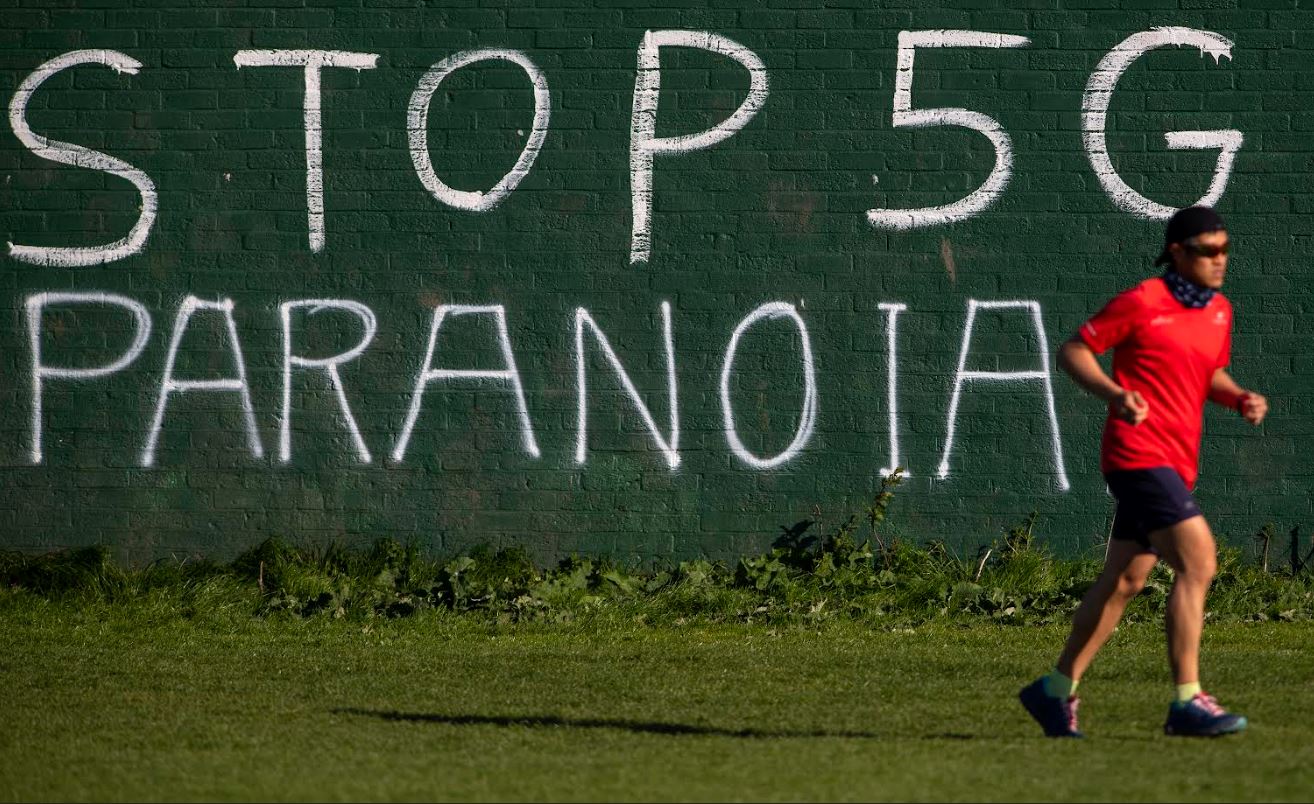 Un hombre corre frente a un grafiti en Londres. (Getty Images/Justin Setterfield)