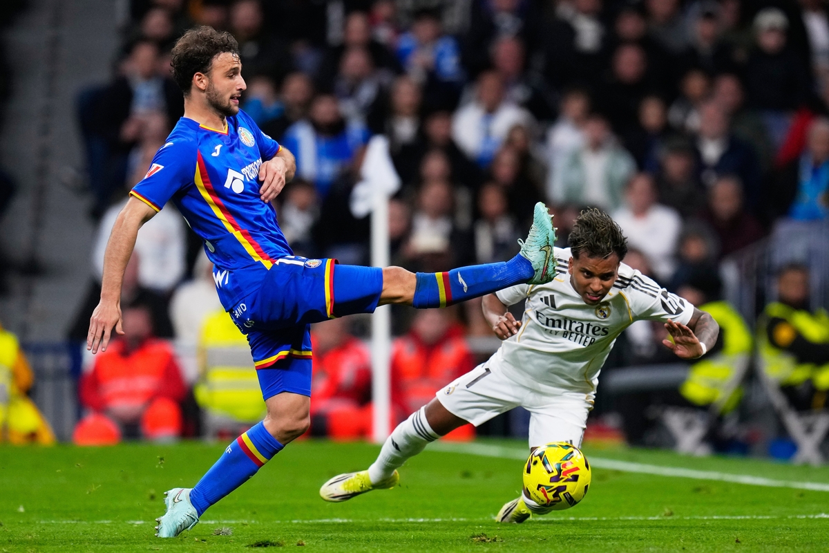 Rodrygo pugna por el balón