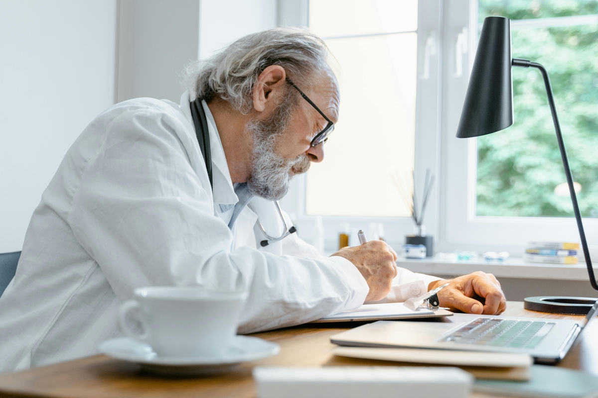 Un médico senior en su