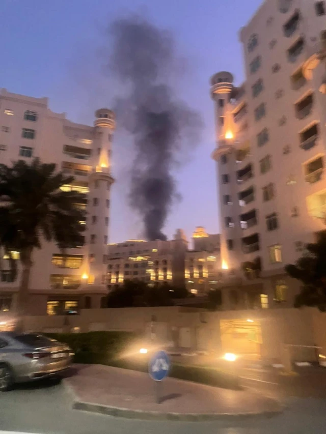 Humo cerca del hotel Fairmont The Palm en Dubái
