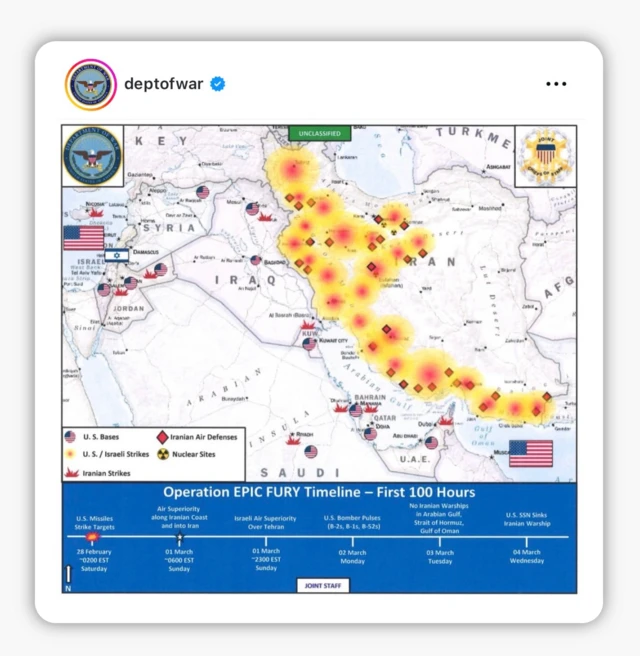 Captura de pantalla de una publicación de Instagram del Departamento de Guerra. Este mapa muestra las primeras 100 horas de la guerra entre Estados Unidos e Israel contra Irán. Indica la ubicación de los ataques y las defensas aéreas iraníes a lo largo de la costa sur de Irán, que incluye la zona de Minab.