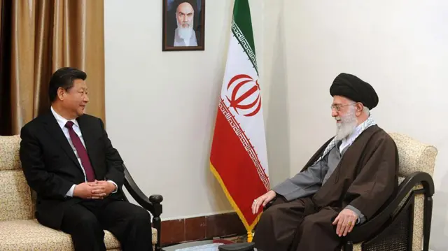 Xi Jinping (izq.) se reúne con el líder supremo de Irán, Sayyed Ali Khamenei (der.), en Teherán, Irán, el 23 de enero de 2016.