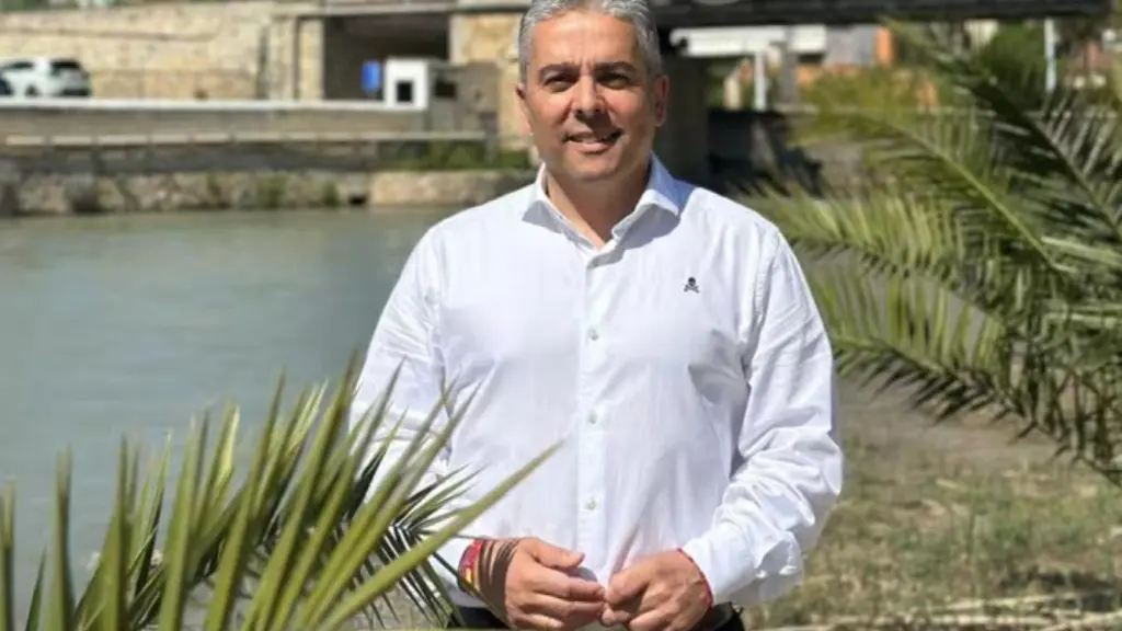 El secretario ejecutivo de Agua y Agricultura del PPRM, Jesús Cano, con el río Segura de fondo.