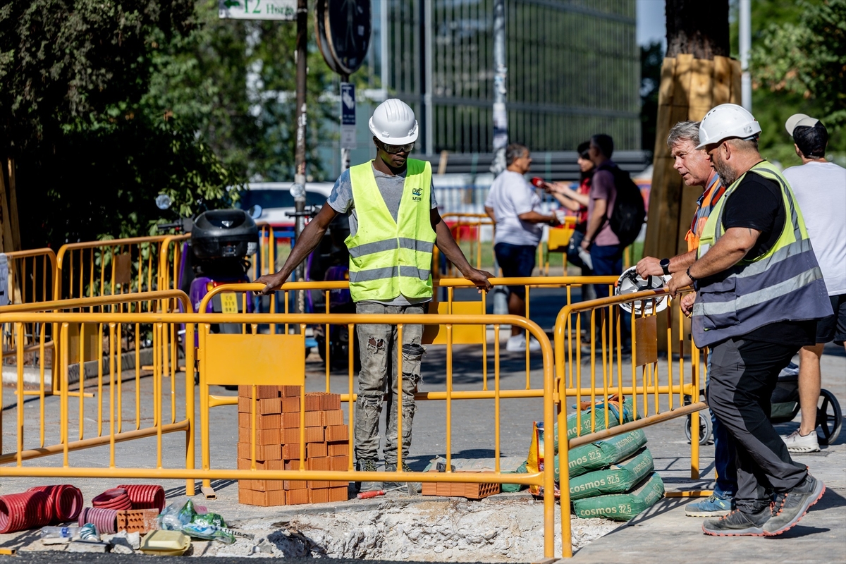 Varios obreros durante el inicio de la segunda fase de las obras de Parque Castellana, a 4 de agosto de 2025, en Madrid (España). (Ricardo Rubio / Europa Press)