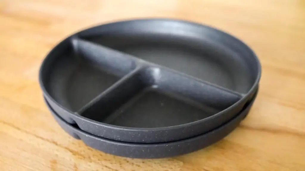 Adiós a fregar cada mañana: el nuevo plato con compartimentos de material de desecho de palma de MUJI