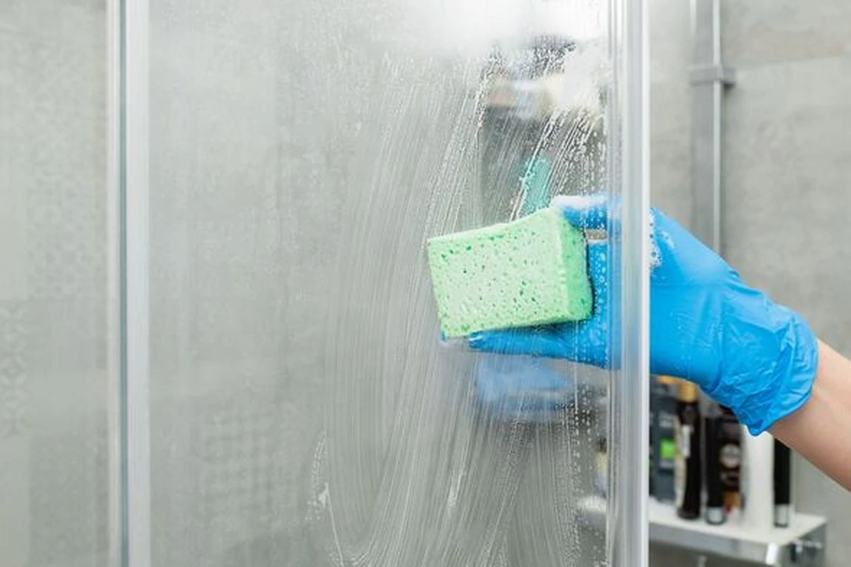 Adiós a la Cal en el baño: el truco del Vinagre blanco que ahorra 150€ - image 1
