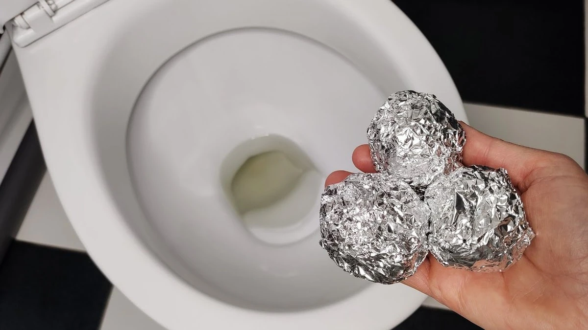 Adiós a la cal: por qué pongo 3 bolas de papel de aluminio en el inodoro - image 1
