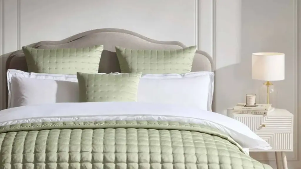 Adiós a la cama sosa: el truco de Dusk y su Vienna Quilted Satin Throw por solo 14€