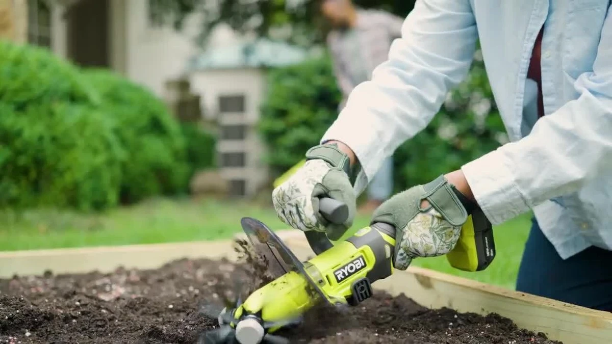 Adiós a las malas hierbas: el Ryobi 18V ONE+ que salva tu espalda y jardín - image 1