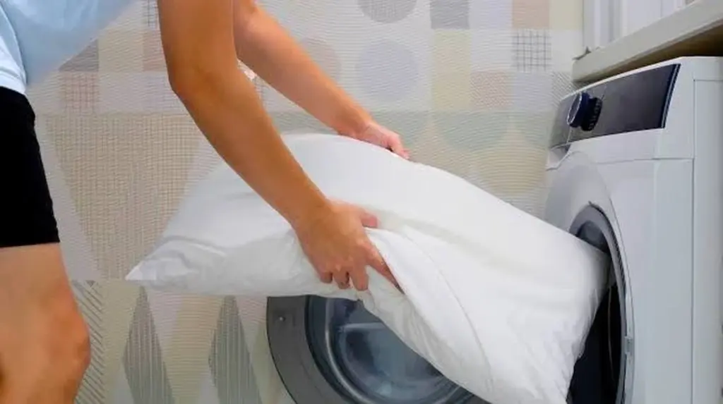 Adiós a las manchas amarillas: el truco de la almohada con bicarbonato de sodio