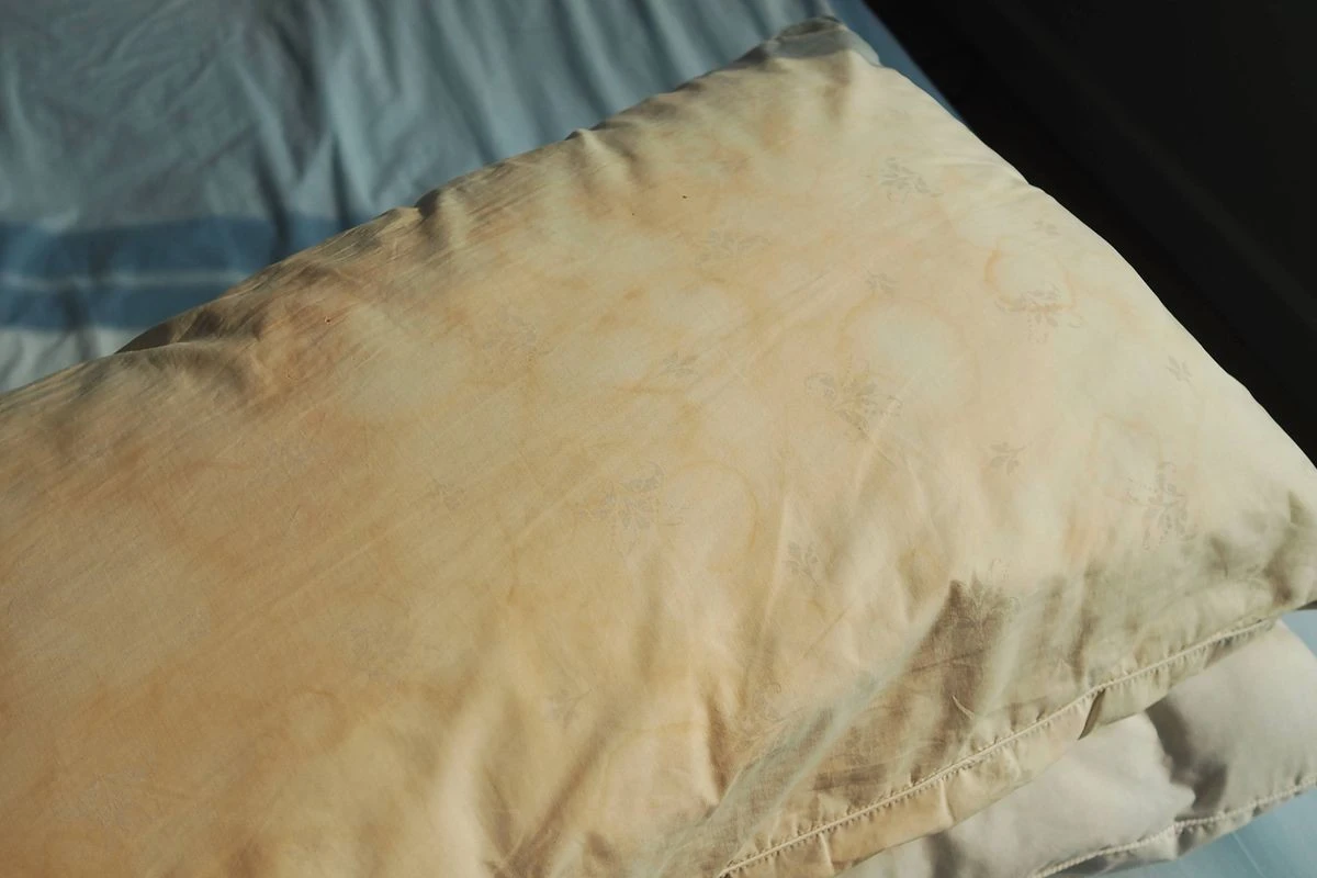 Adiós a las manchas amarillas: el truco de la almohada con bicarbonato de sodio - image 1