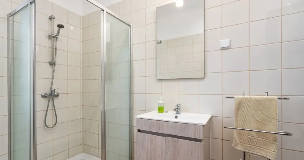 Adiós al azulejo: usa Microcemento y Madera tratada para un baño de lujo
