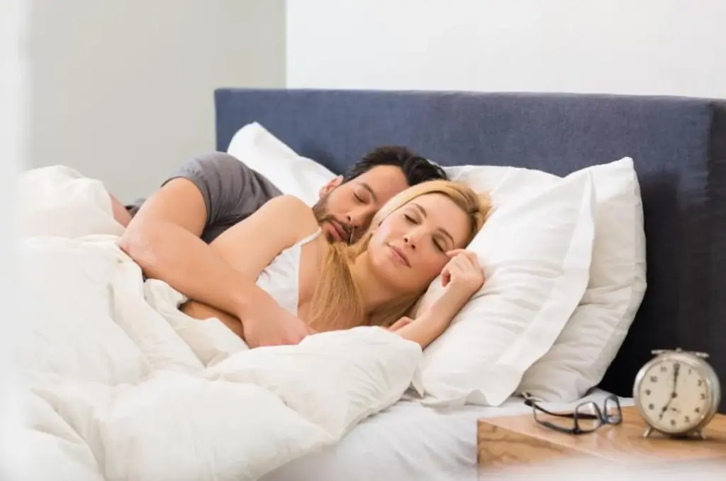 Adiós al cansancio en pareja: el Método escandinavo de dormir para un sueño profundo