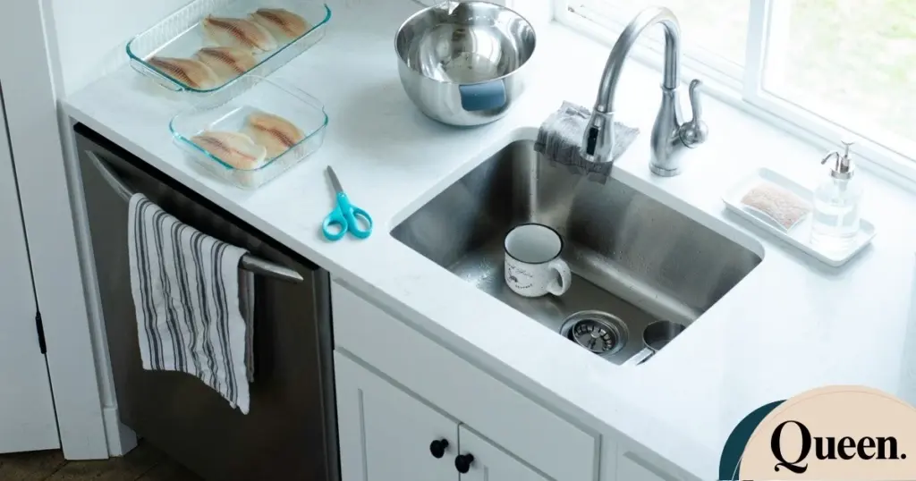 Adiós al desorden en tu cocina: el escurreplatos de pared que libera espacio