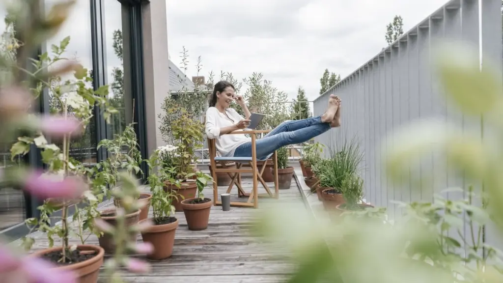 Adiós al desorden: el estante para flores de Lidl que salva tu balcón