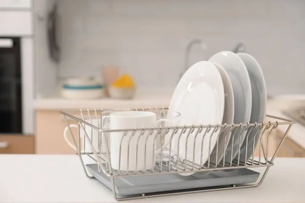 Adiós al desorden en tu cocina: por qué instalar un escurridor de platos de pared