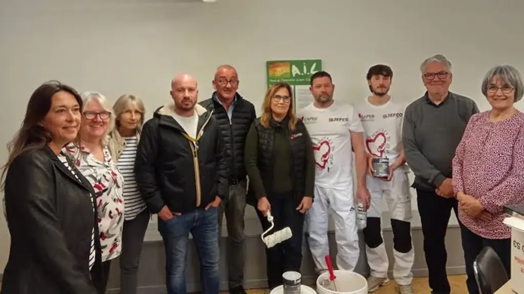 Adiós paredes grises: Les Peintres du cœur y CAPEB transforman centros sociales