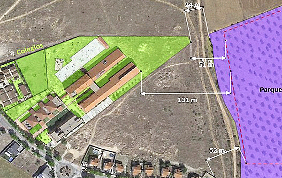 A la derecha, la proyección del parque, que obligaría a talar 11.000 olivos y cuyo extremo quedaría a apenas 25 metros del colegio Maestro Rodrigo de Aranjuez.