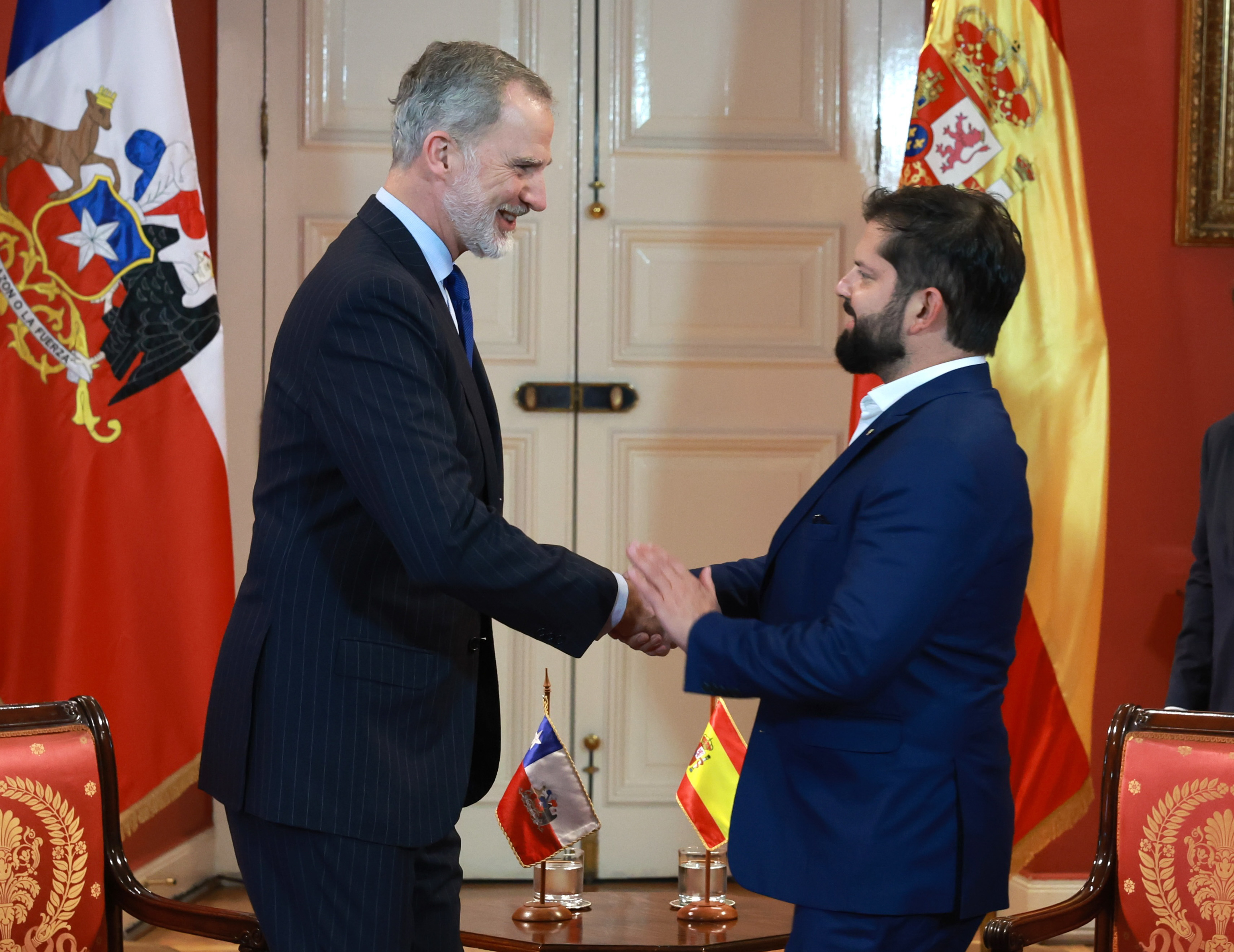 El Rey Felipe VI saluda a Gabriel Boric, presidente de Chile.