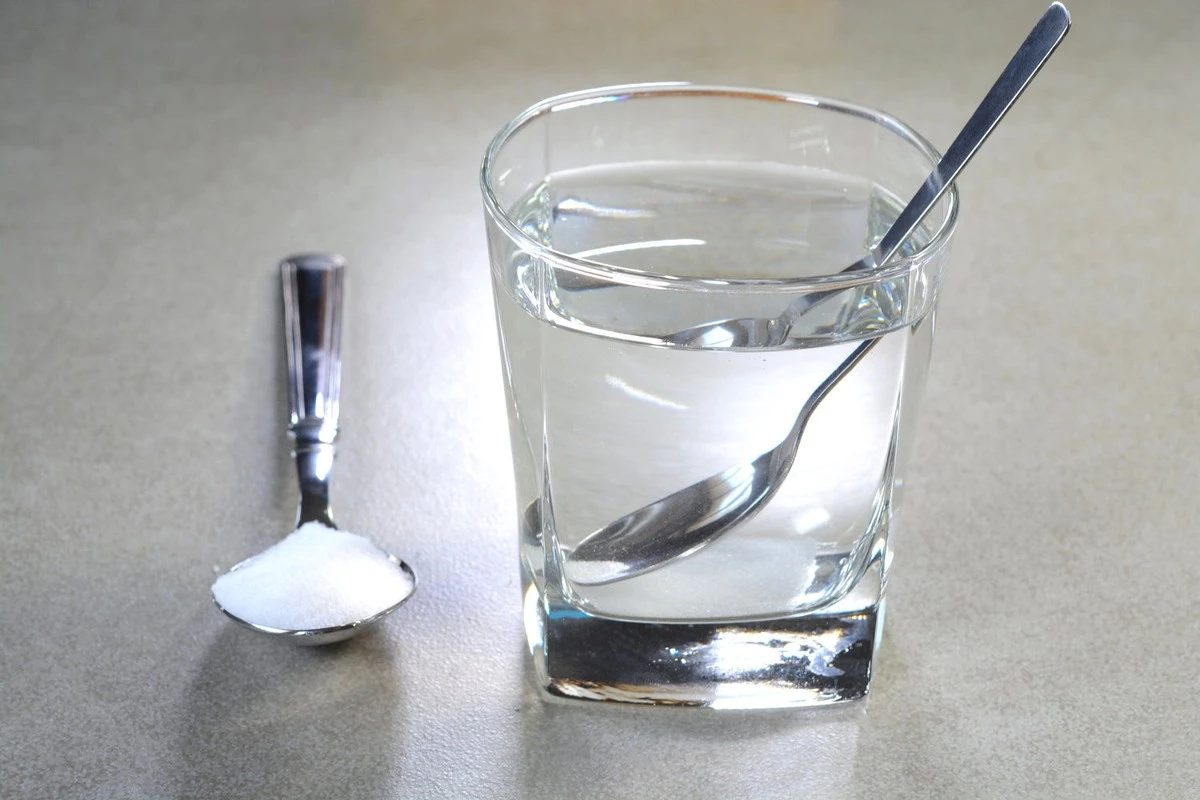 Agua con sal grueso detrás de la puerta: el secreto para eliminar las malas energías - image 1