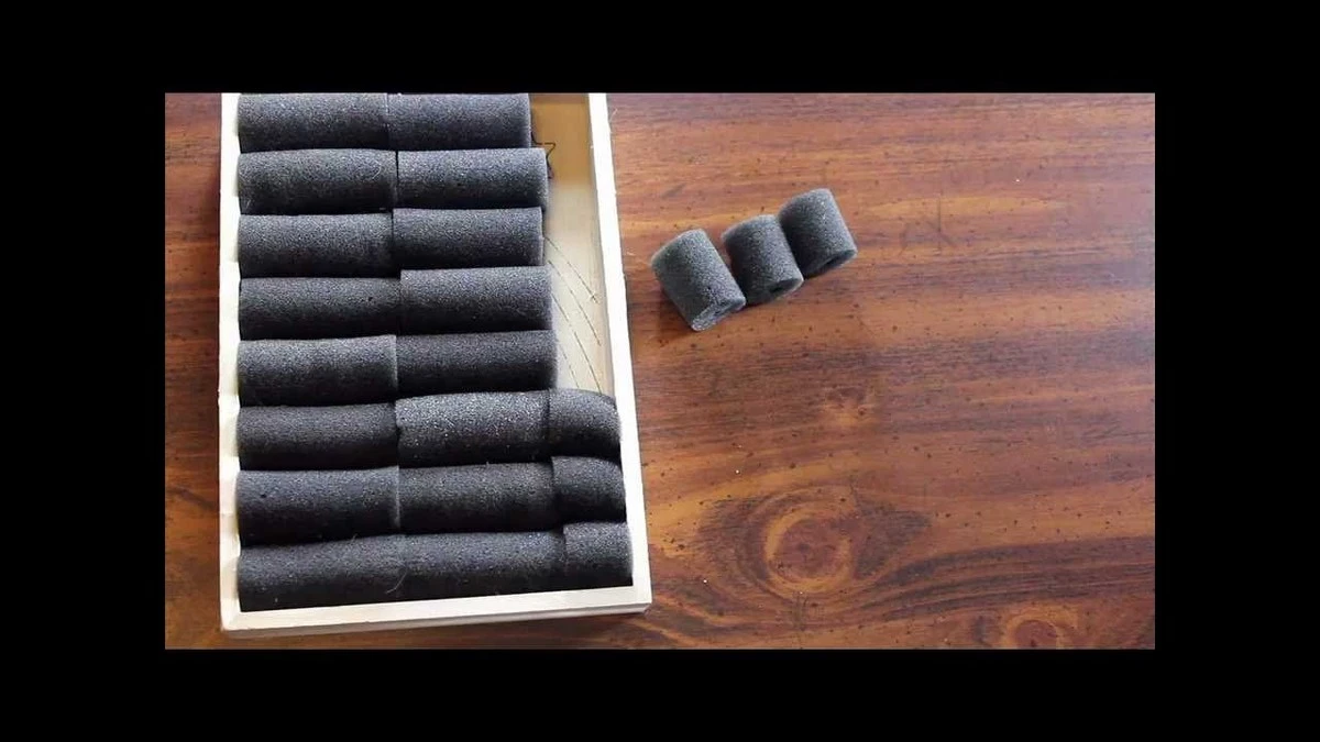 Almacenamiento de accesorios: usa una esponja de cocina para organizar tus anillos - image 1