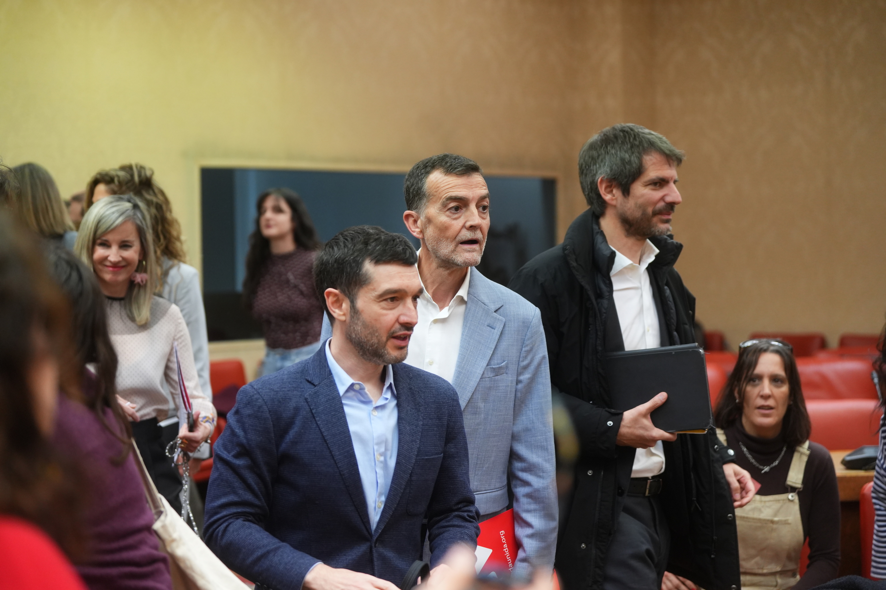 Pablo Bustinduy, Antonio Maíllo y Ernest Urtasun, al entrar.
