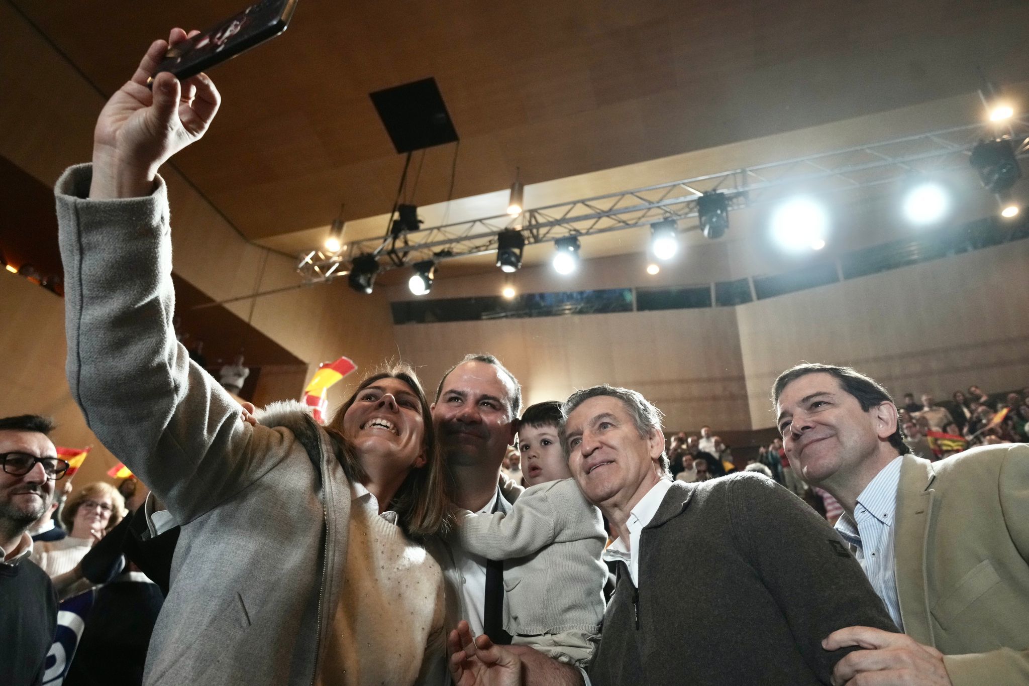 El presidente del PP, Alberto Núñez Feijóo, y el candidato en Castilla y León Alfonso Fernández Mañueco, este sábado en Ávila