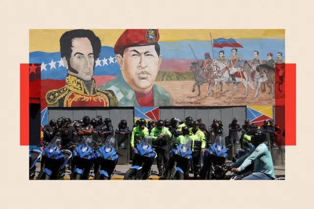 Filas de policías de pie detrás de bicicletas y con cascos frente a un enorme mural pintado que muestra a Hugo Chávez con una boina.