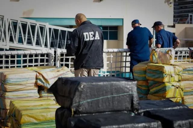 Agentes de la DEA junto a un alijo de cocaína y marihuana en 2021.