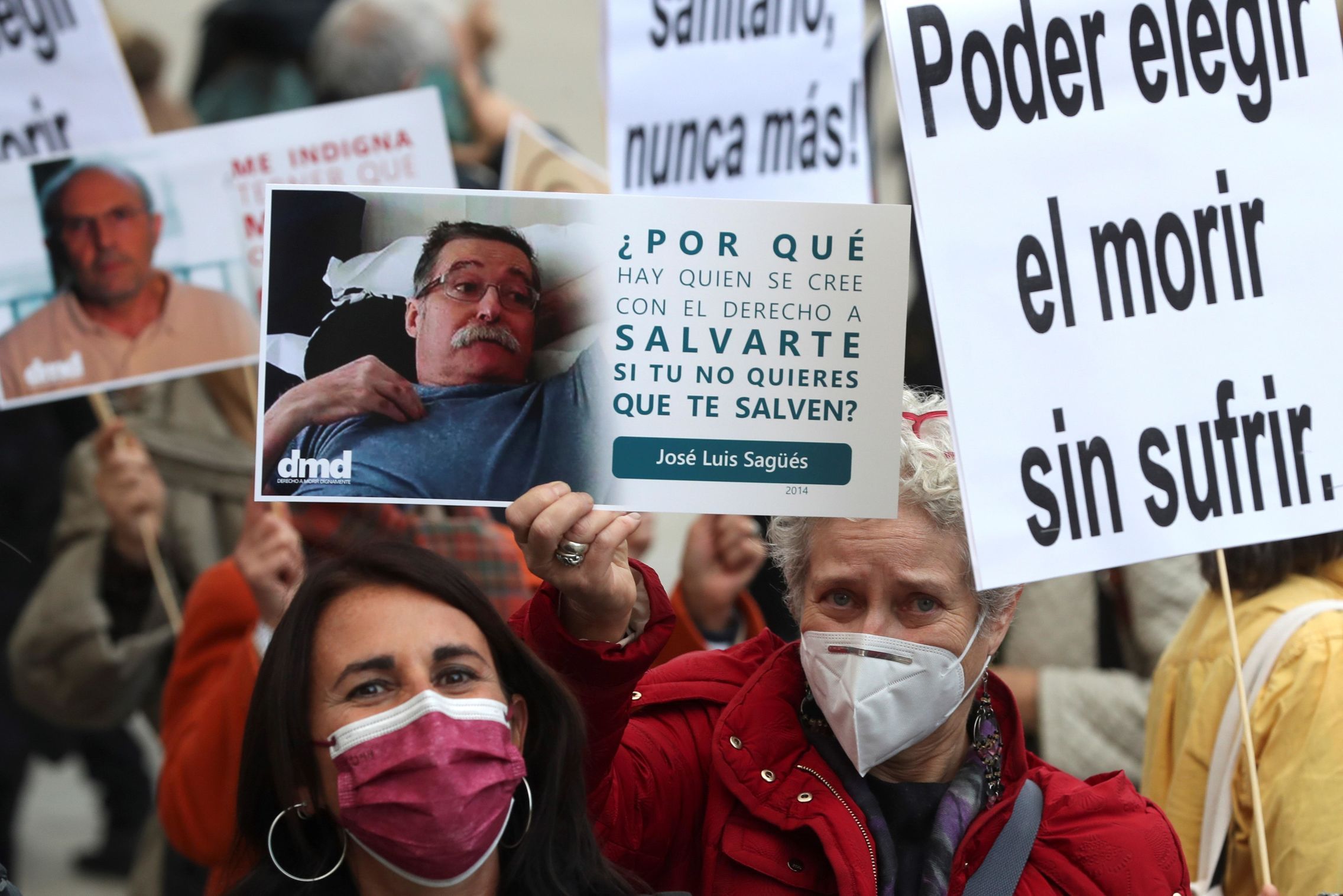 Foto: Concentración tras la aprobación de la proposición de ley que regulará la ayuda médica para morir en diciembre de 2020. (EFE/ Kiko Huesca)
