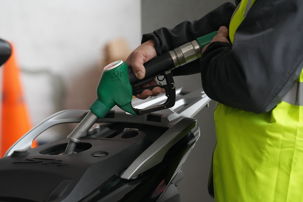 Una persona echa combustible, a