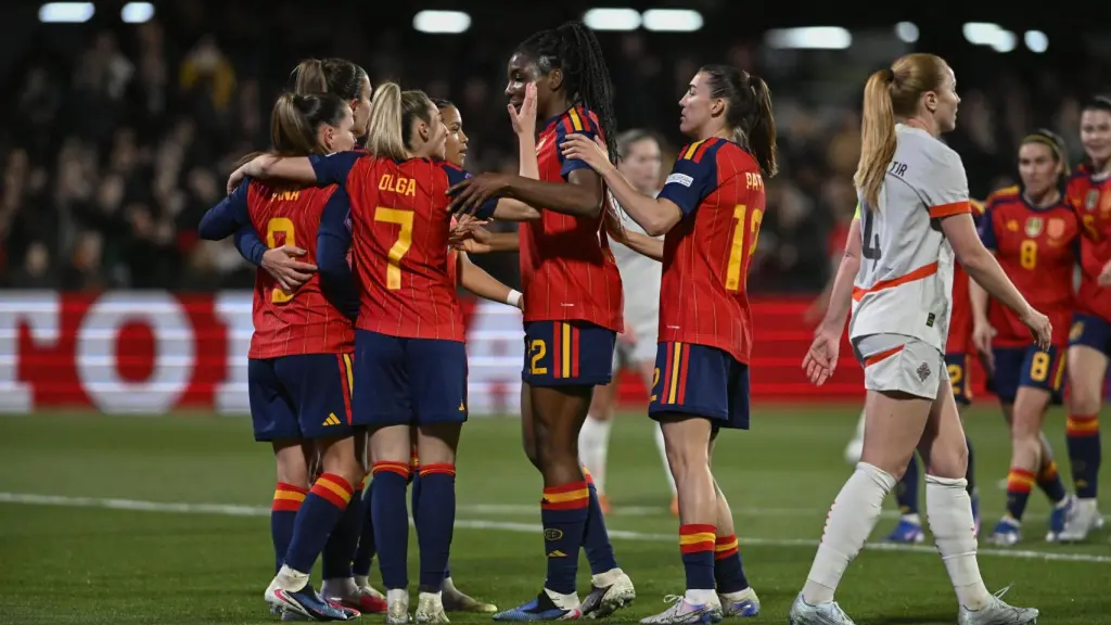 La selección femenina celebra uno de los goles en el partido ante Islandia.