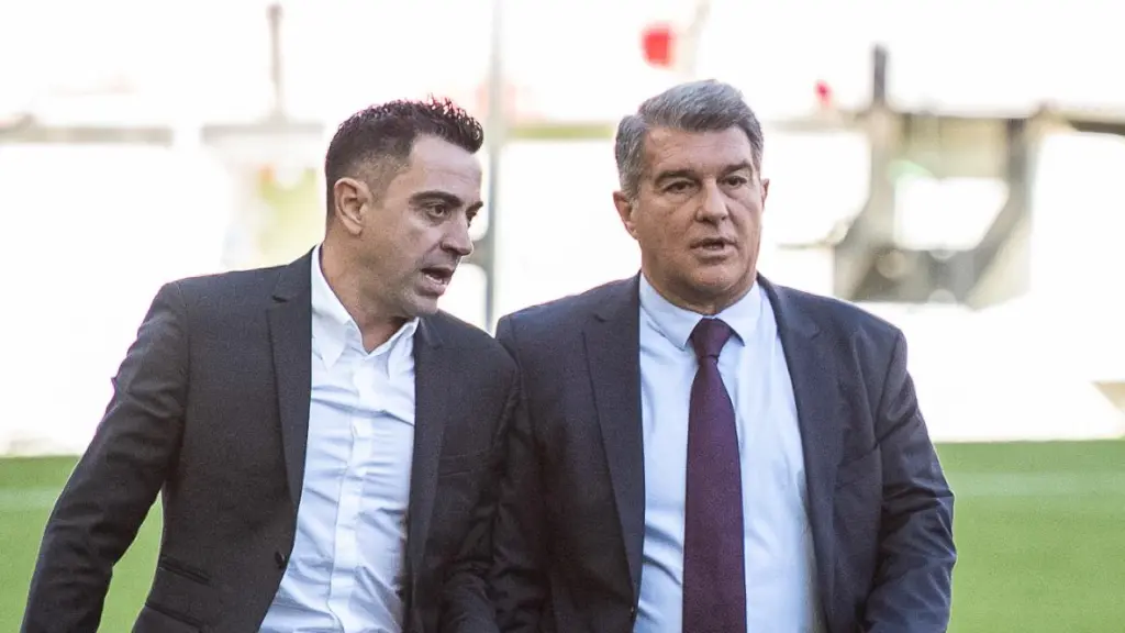 Xavi Hernández y Joan Laporta, en la presentación del primero como entrenador del Barça en 2021