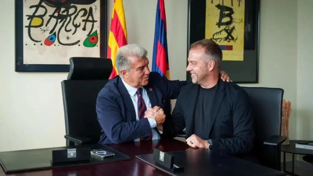 Joan Laporta y Hansi Flick estrechan la mano