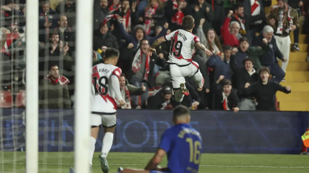 De Frutos acude a la grada de Vallecas para celebrar un gol.