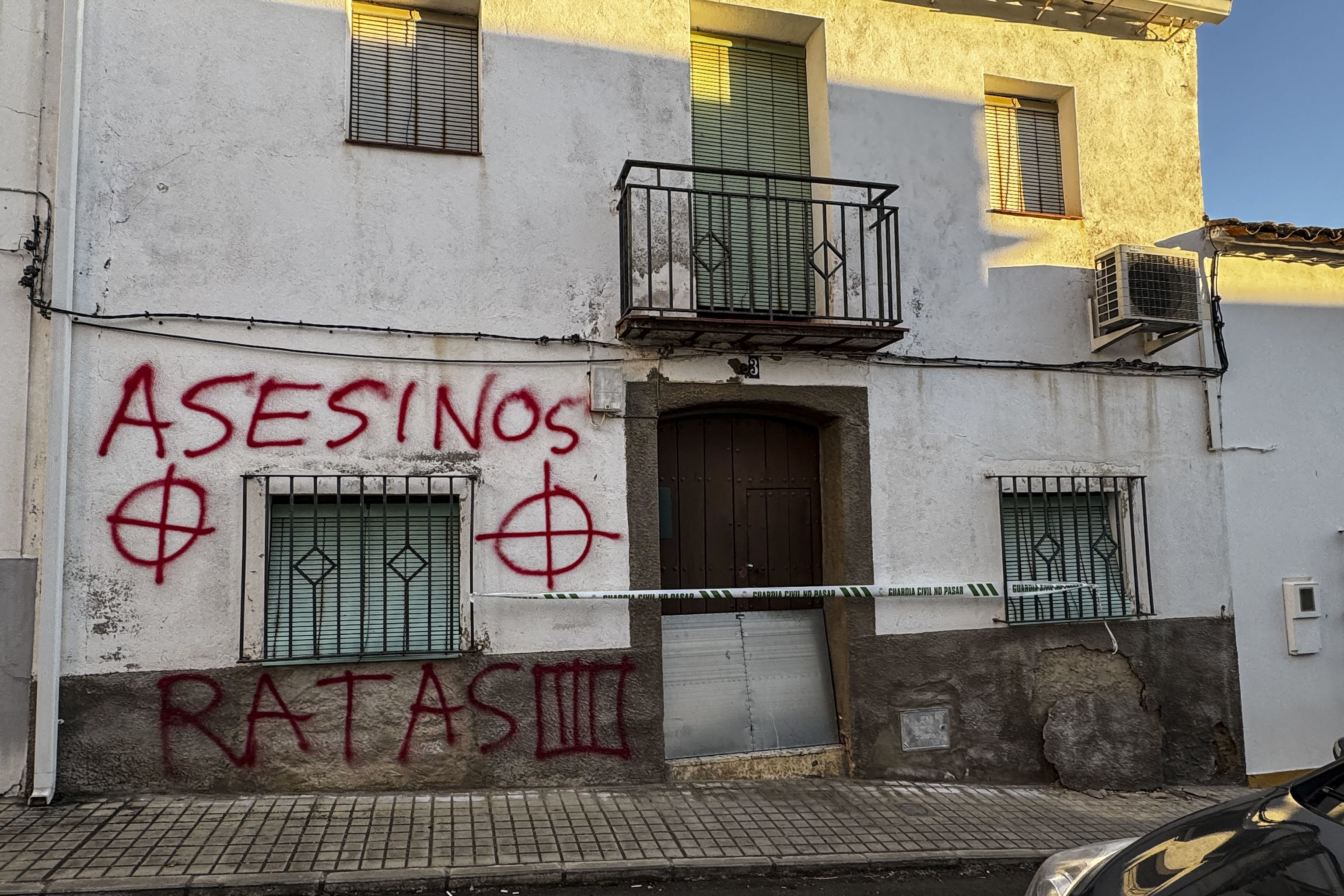 Pintadas en la vivienda de los dos detenidos en Hornachos (Badajoz), donde se hallaron los restos de Francisca Cadenas.