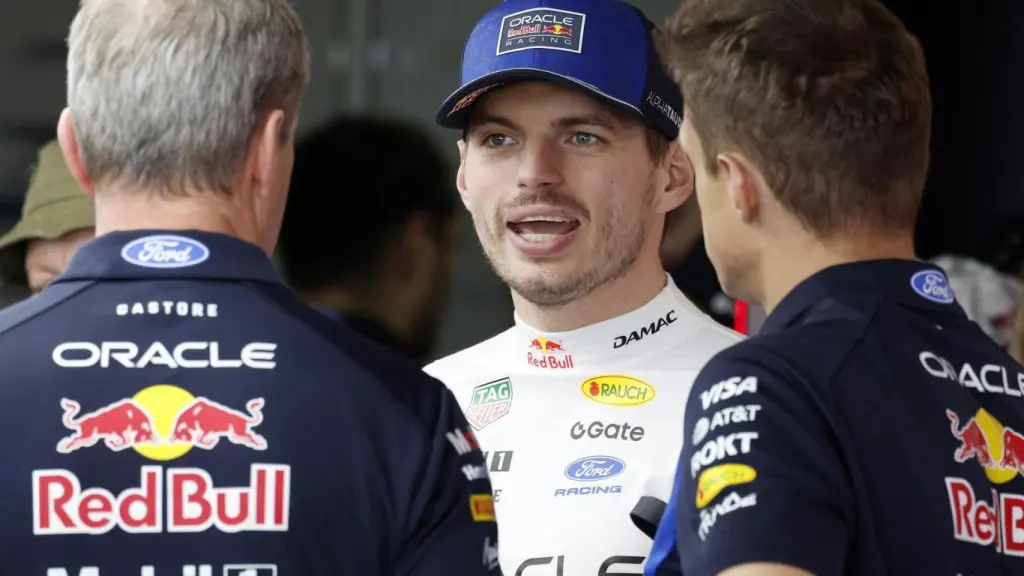 Max Verstappen hablando con los mecánicos de Red Bull