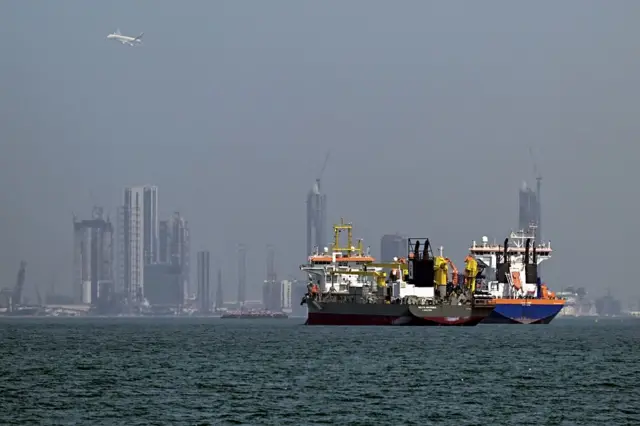 Dos barcos comerciales frente a Dubái.