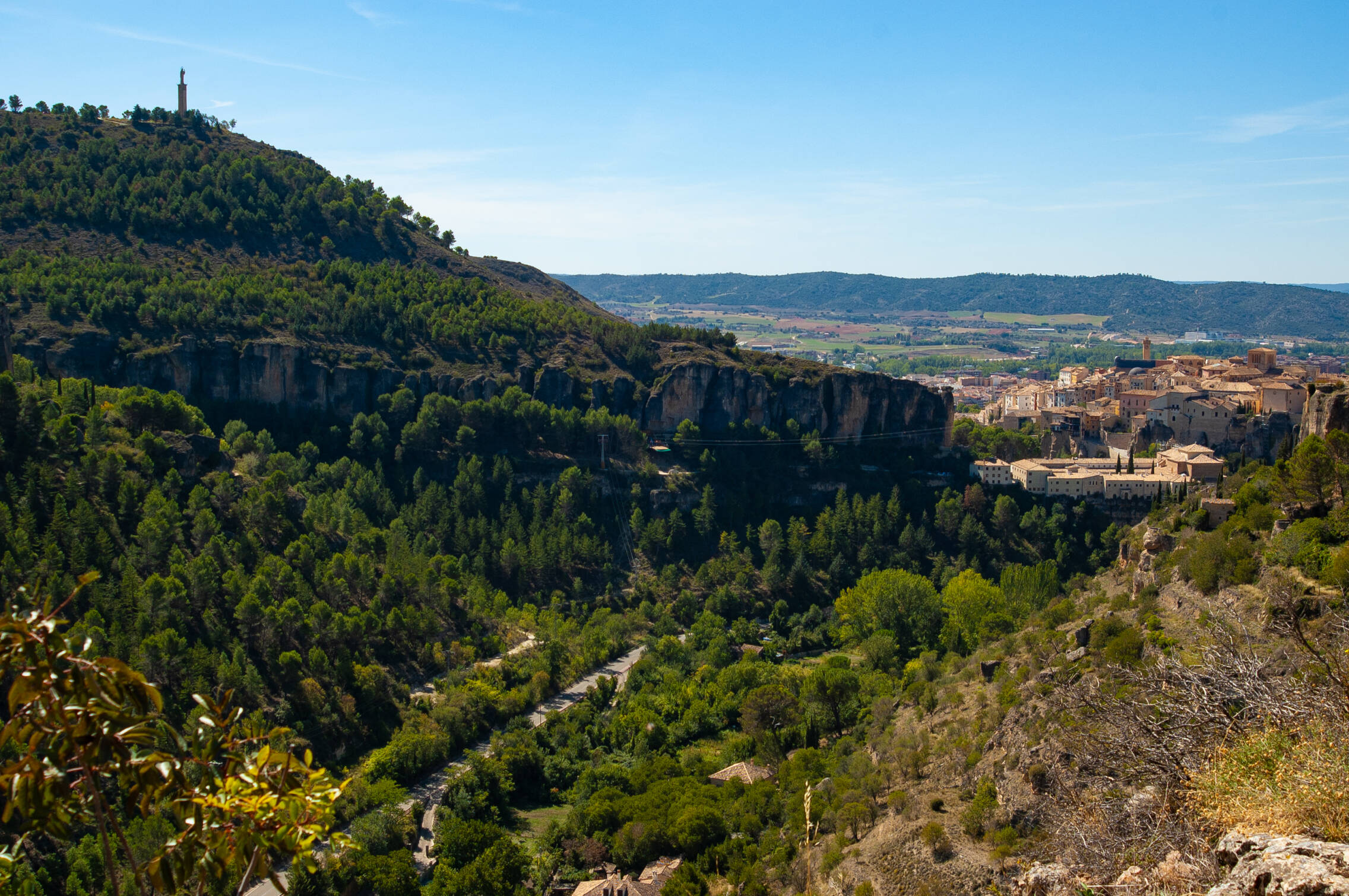 Foto: Una caminata poco exigente con la ciudad de Cuenca de fondo. (Caminos Naturales)
