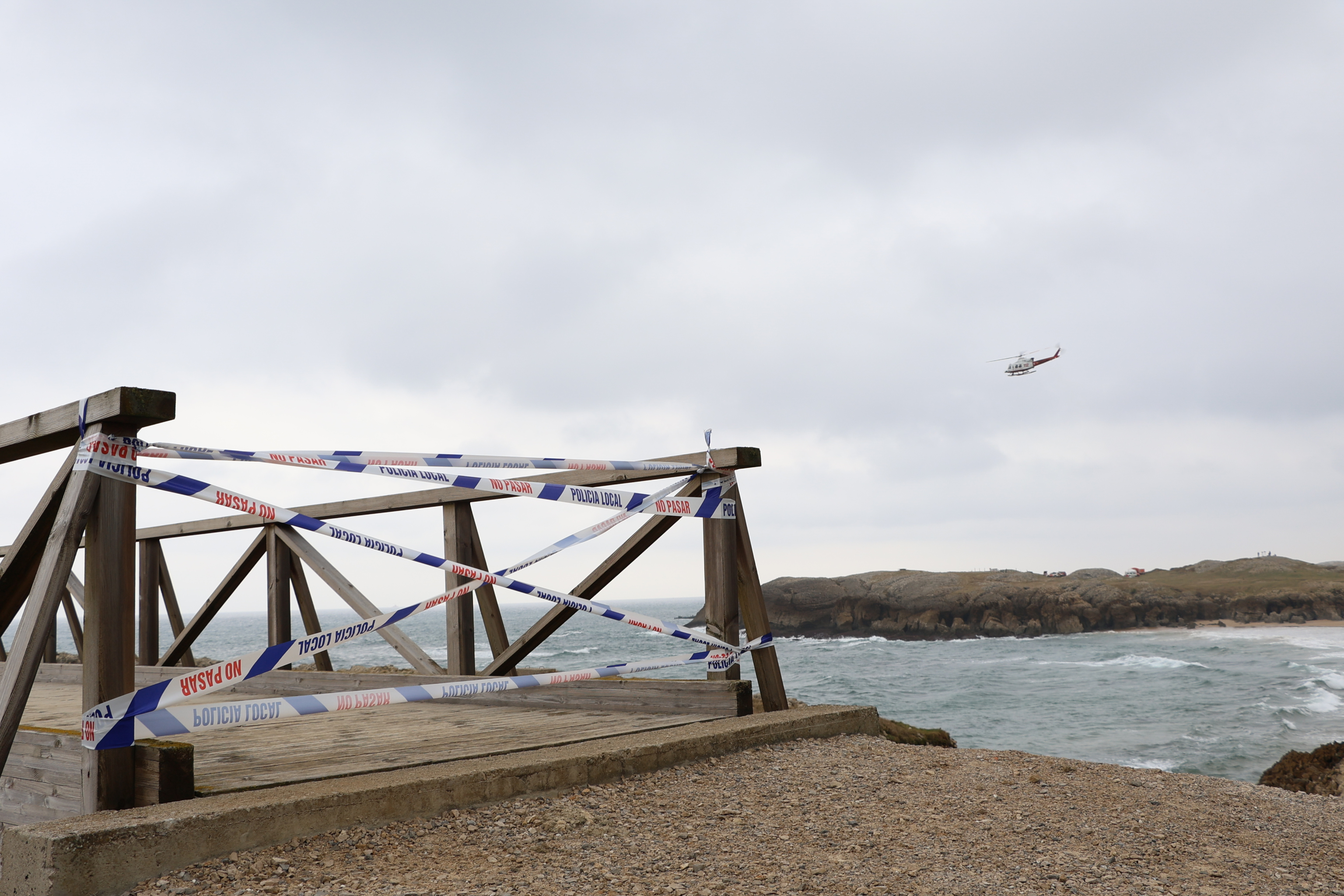 Precinto policial para impedir el paso en la pasarela de la senda costera de Cabo Mayor a la playa de La Maruca, en Santander.