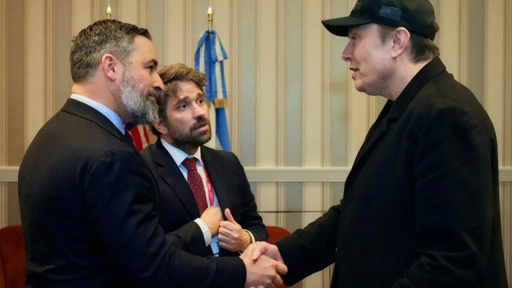 Santiago Abascal y Gabriel Ariza, con el dueño de Tesla y X, Elon Musk.