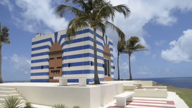 Un edificio de rayas azules y blancas en Little St. James, una de las dos islas caribeñas propiedad de Epstein