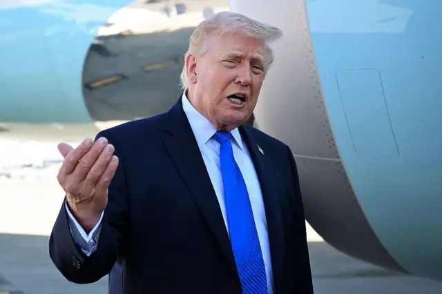 Donald Trump cerca de uno de los motores del avión presidencial.