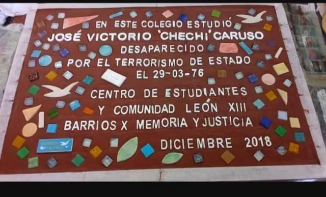 Baldoza con inscripción