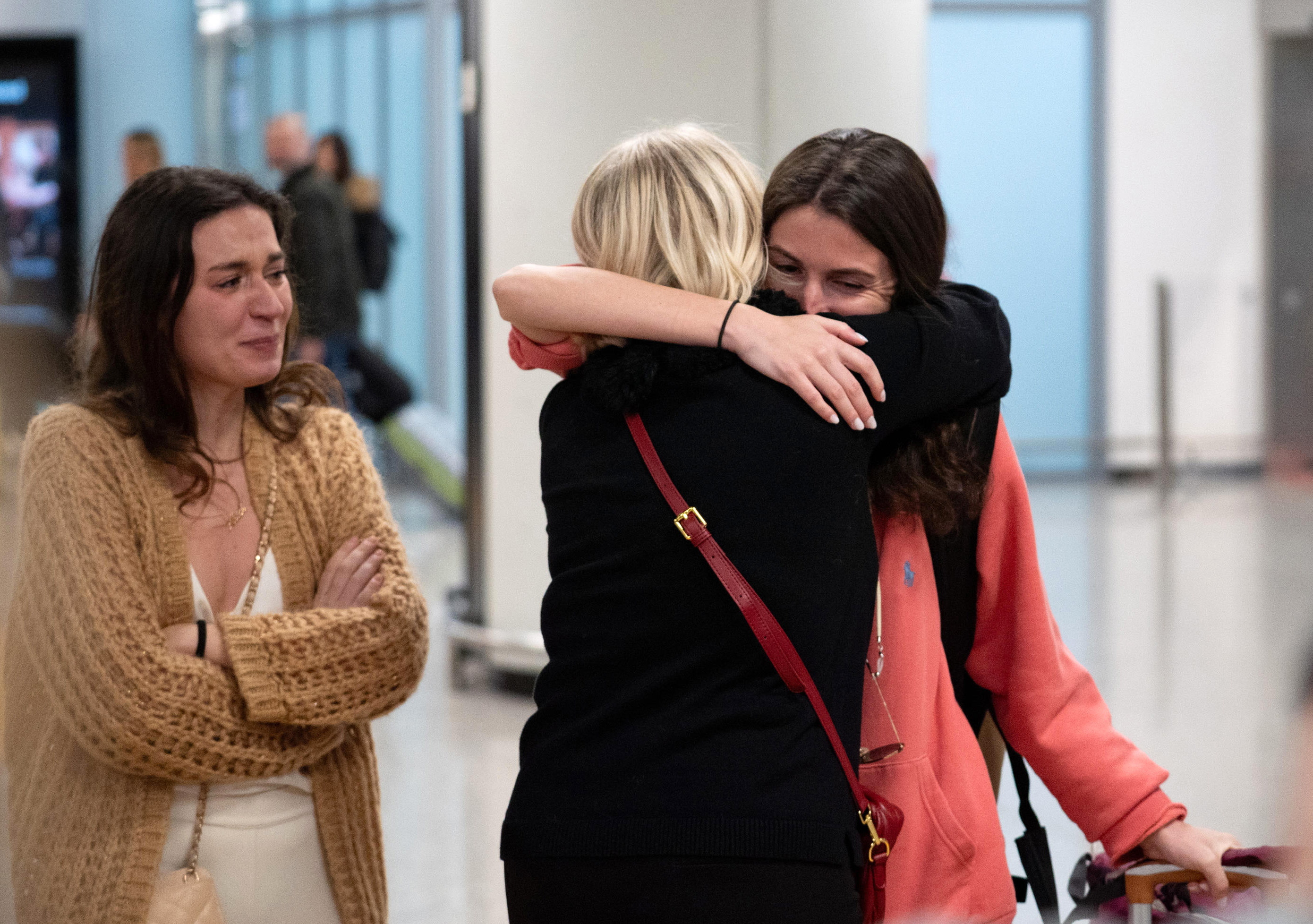 Una pasajera (d) llega a Roma en el vuelo charter que ha sacado de Omán a 127 italianos.